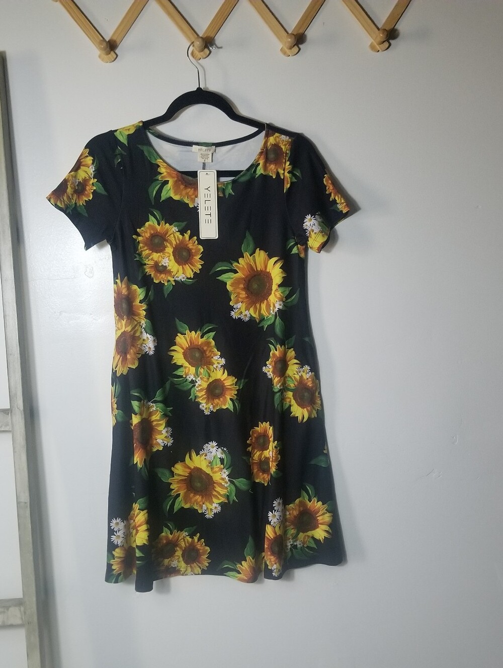 NWT YELETE WOMEN'S BLACK SUNFLOWER SHORT SLEEVE DRESS SIZE SMALL
